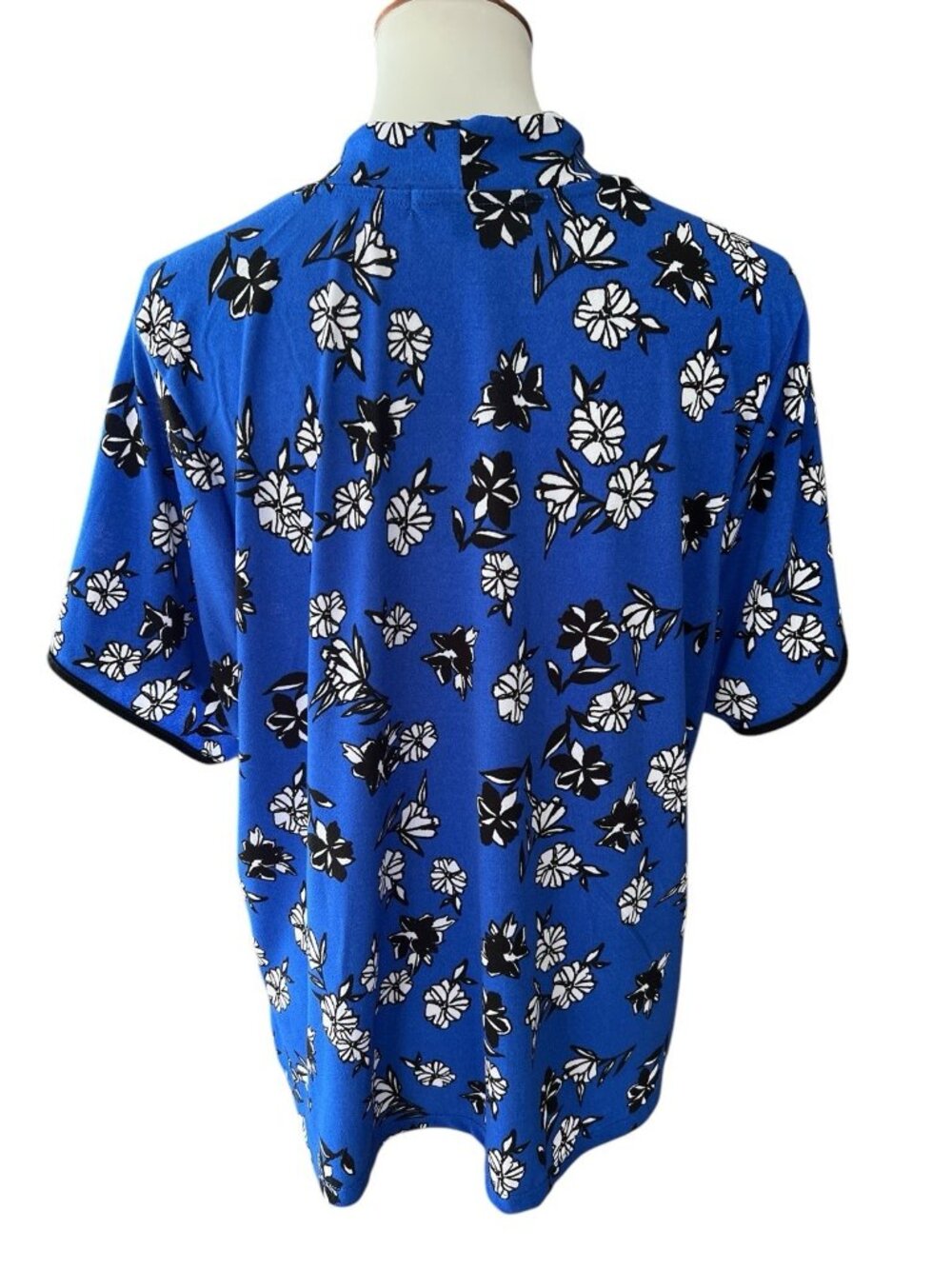 Adrianna Vittadini Floral Short Sleeve Top-Size 2X-Cute Neck Detail - Picture 2 of 2
